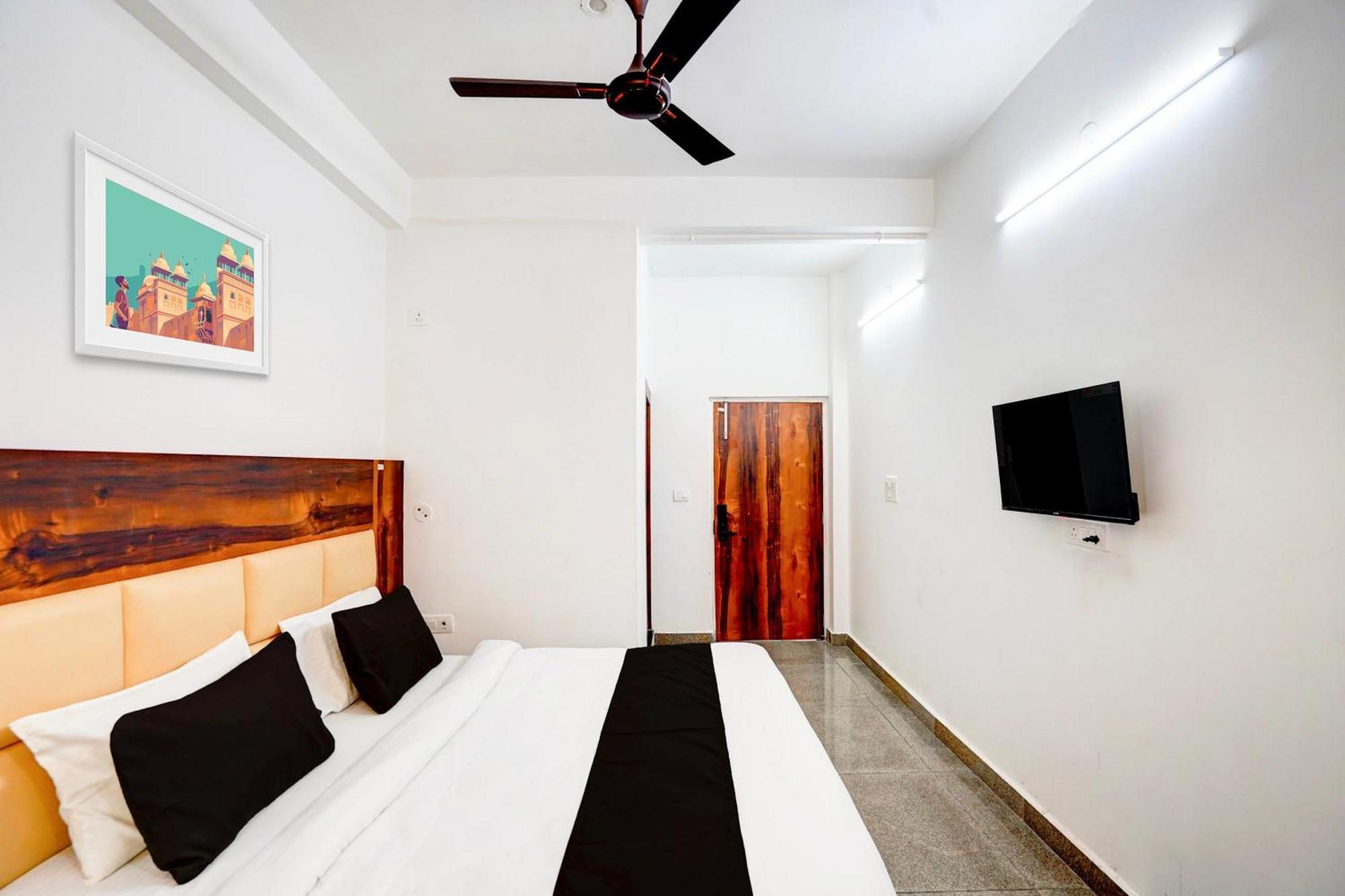 Collection O Apple Tree Hotel Noida Bagian luar foto