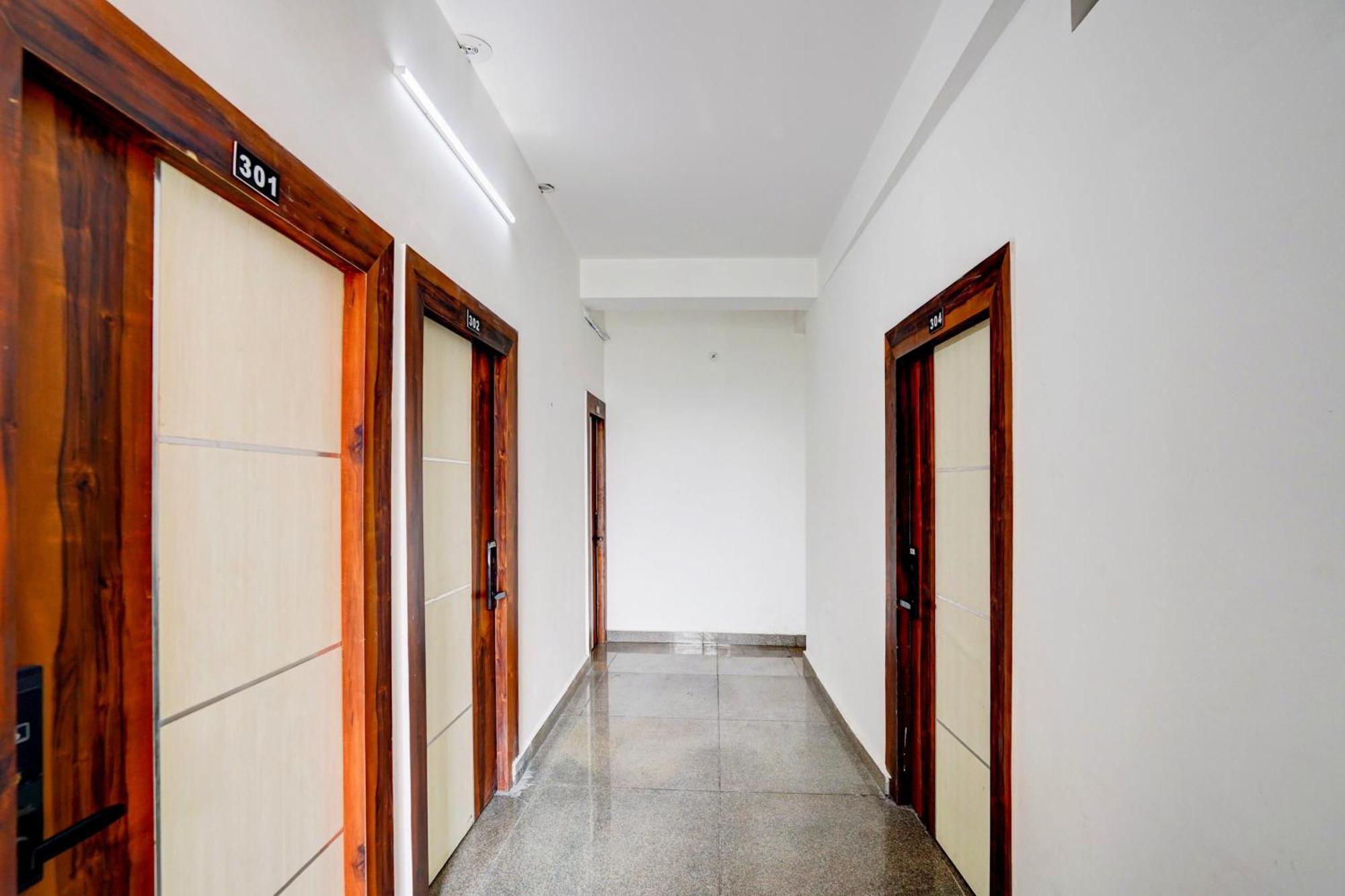 Collection O Apple Tree Hotel Noida Bagian luar foto