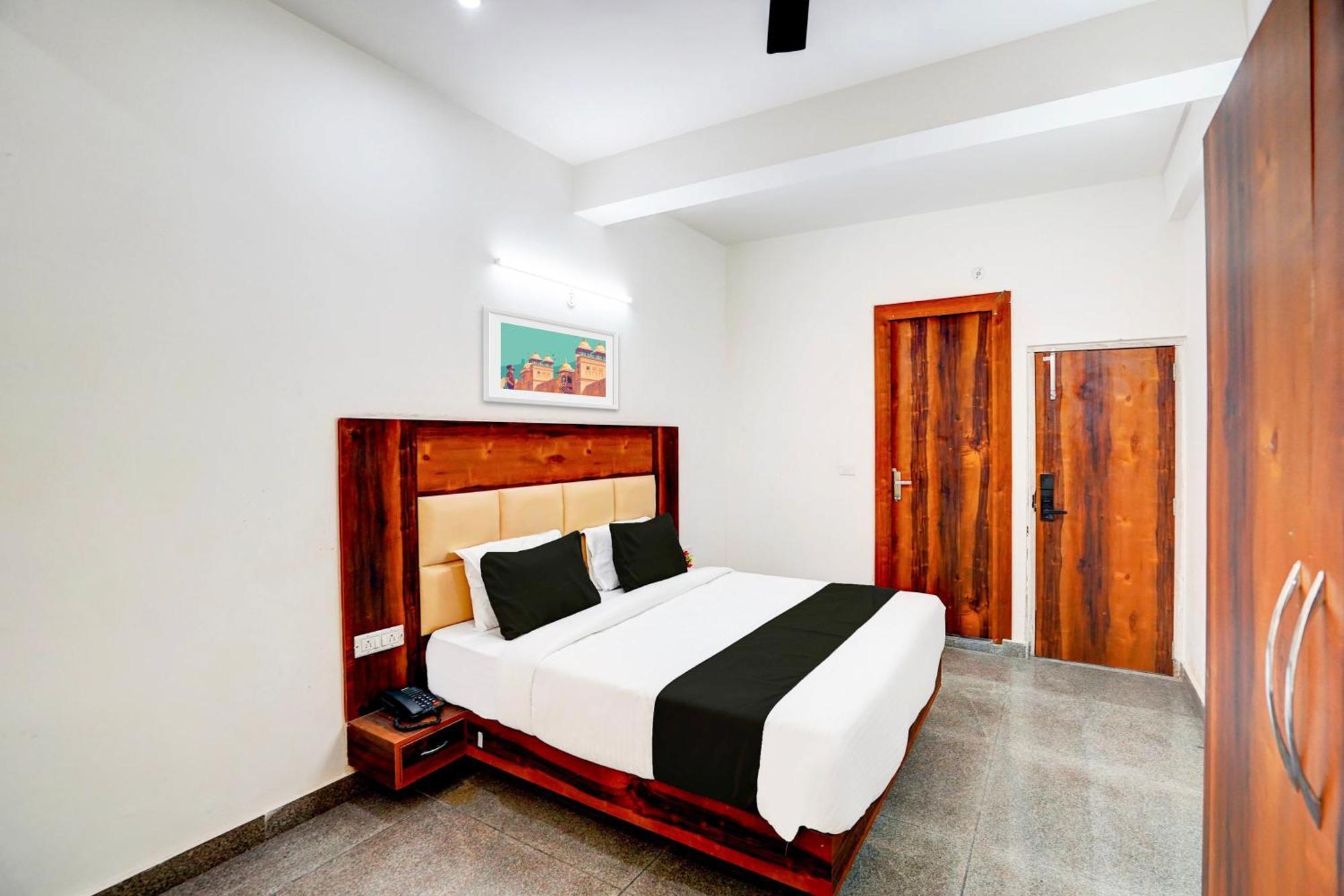Collection O Apple Tree Hotel Noida Bagian luar foto